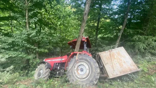 Sakarya'da traktör şarampole yuvarlandı:: 2 yaralı