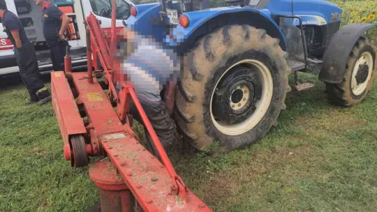 Traktörle tarım aleti arasında sıkışan sürücü hayatını kaybetti