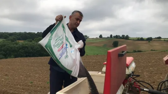 Traktörünün deposunu dolduran tarlasına koşuyor