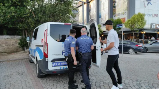 Tramvay durağında güvenlik görevlisine saldırdı