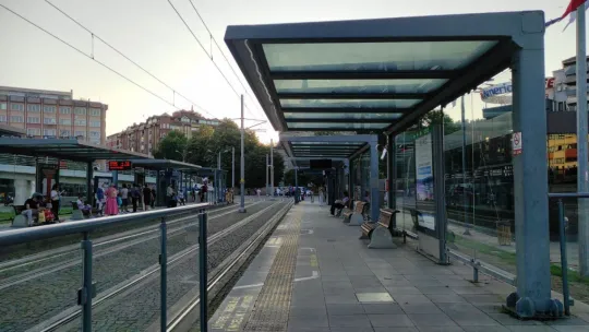 Tramvay durağında güvenlik görevlisine saldırdı