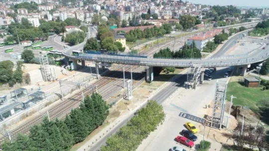 Tramvay güzergahına üç üst geçit birden