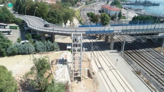 Tramvay güzergahına üç üst geçit birden