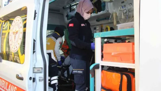 2 yaralı: Tramvay ile otomobil çarpıştı