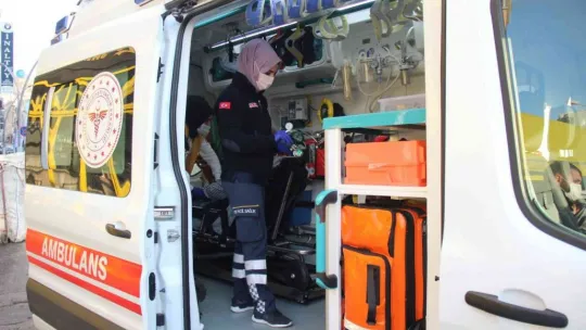 2 yaralı: Tramvay ile otomobil çarpıştı