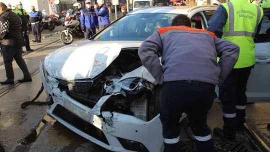 2 yaralı: Tramvay ile otomobil çarpıştı