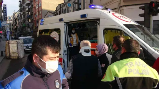 2 yaralı: Tramvay ile otomobil çarpıştı
