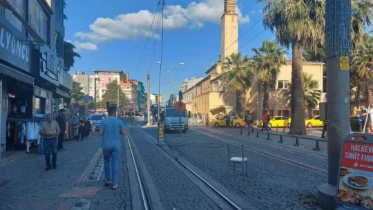 Tramvay teli koptu, vatandaşlar aldırış etmeden yoluna devam etti