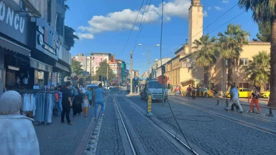 Tramvay teli koptu, vatandaşlar aldırış etmeden yoluna devam etti