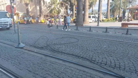 Tramvay teli koptu, vatandaşlar aldırış etmeden yoluna devam etti