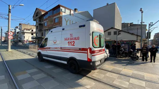 Tramvay yolunda otomobil ile motosiklet çarpıştı