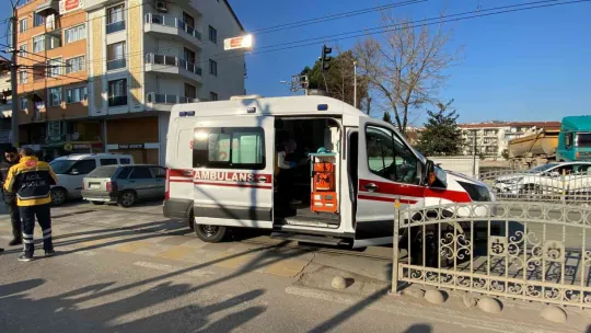 Tramvay yolunda otomobil ile motosiklet çarpıştı