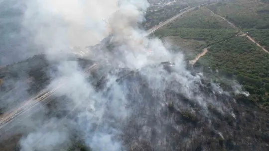 Yangına 4 uçak ve 2 helikopterle müdahale sürüyor