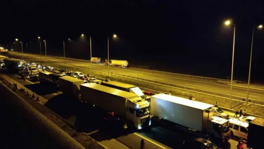 Tünelde tır yandı, sürücüler mahsur kaldı