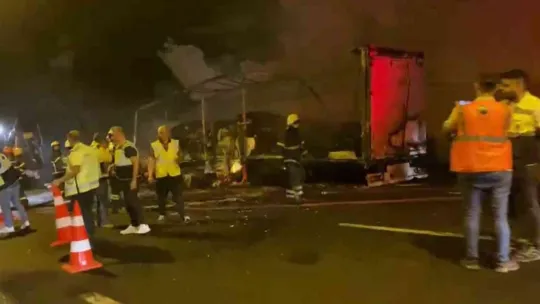 Tünelde tır yandı, sürücüler mahsur kaldı