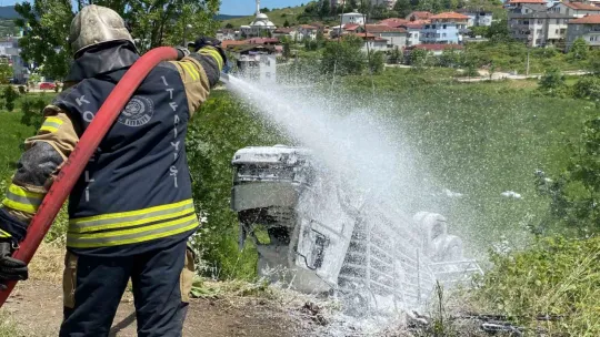 Tüp yüklü kamyon hafif ticari araç ile çarpıştı: 1'i ağır 5 yaralı
