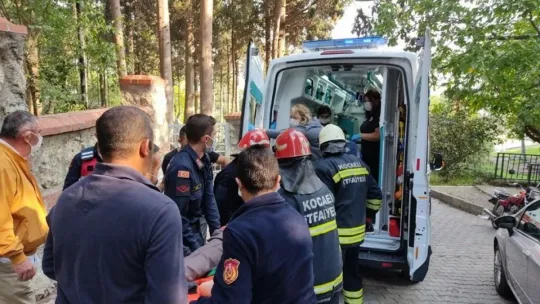 Türbeye kablo çekerken ormanlık alana yuvarlandı