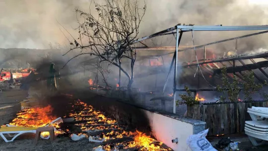 Turistik otel alevlere teslim oldu