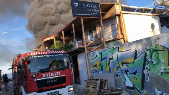 Turistik otel alevlere teslim oldu