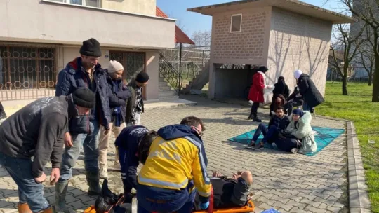 Turistleri taşıyan tur otobüsü kazadan sonra bina duvarına çarptı