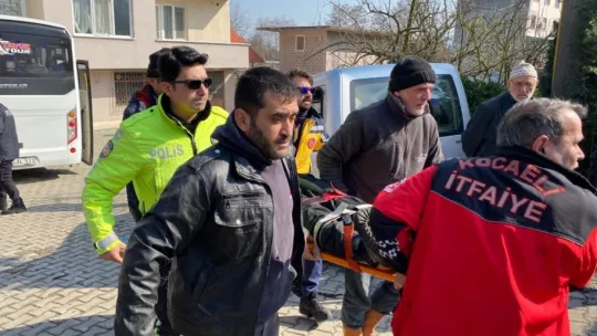 Turistleri taşıyan tur otobüsü kazadan sonra bina duvarına çarptı