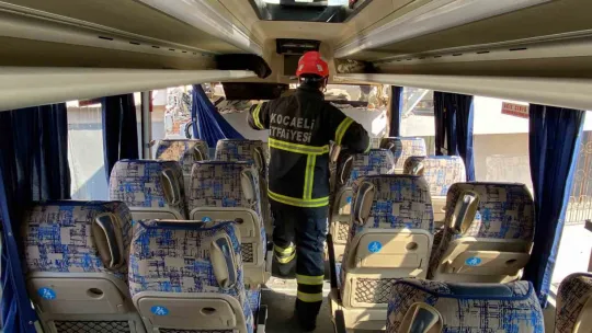 Turistleri taşıyan tur otobüsü kazadan sonra bina duvarına çarptı