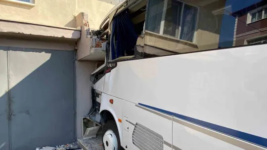 Turistleri taşıyan tur otobüsü kazadan sonra bina duvarına çarptı