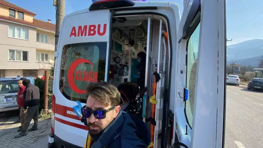 Turistleri taşıyan tur otobüsü kazadan sonra bina duvarına çarptı