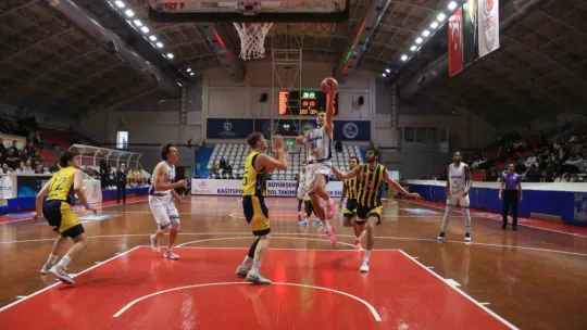 Kağıtspor evinde Fenerbahçe Koleji Novotel'e mağlup oldu: 75-83