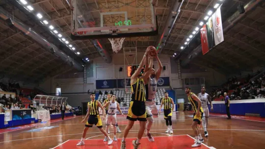 Kağıtspor evinde Fenerbahçe Koleji Novotel'e mağlup oldu: 75-83