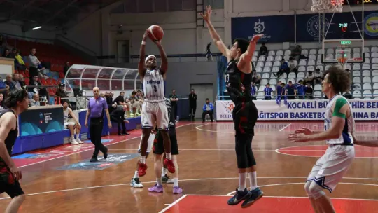 Kocaeli BŞB Kağıtspor, evinde galip geldi: 98-72