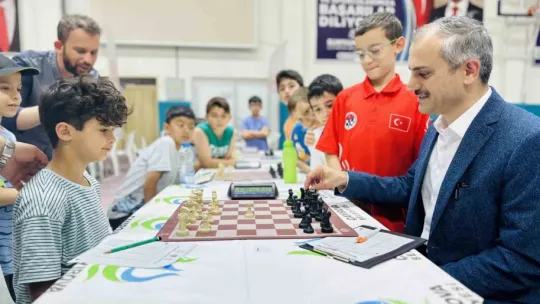 Kocaeli'ye gelen sporcular satranç turnuvasında ter döküyor