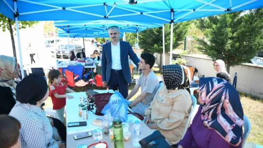 Kocaeli'ye gelen sporcular satranç turnuvasında ter döküyor