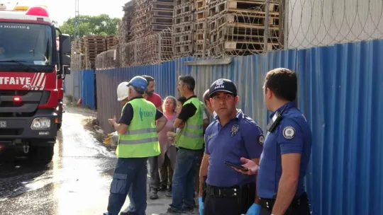 Fabrika yangını: Jeneratörden çıkan alevler dış cepheye sıçradı