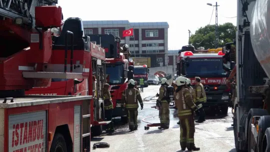 Fabrika yangını: Jeneratörden çıkan alevler dış cepheye sıçradı