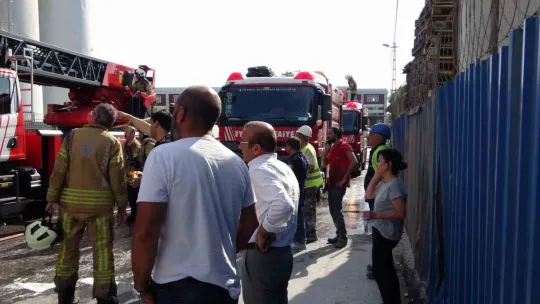 Fabrika yangını: Jeneratörden çıkan alevler dış cepheye sıçradı