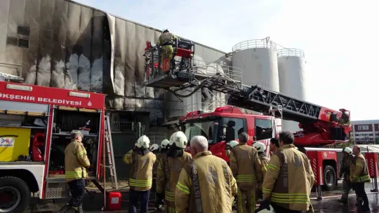 Fabrika yangını: Jeneratörden çıkan alevler dış cepheye sıçradı