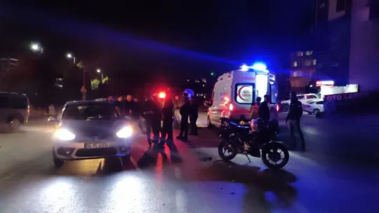 Otomobil ile motosiklet çarpıştı