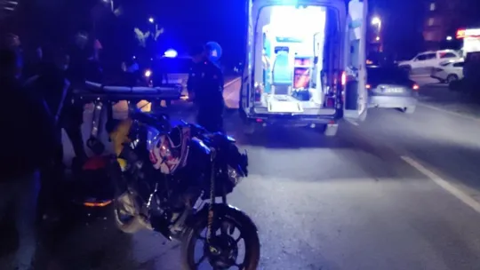 Otomobil ile motosiklet çarpıştı