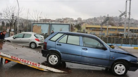 U dönüşü yapmak isterken kazaya sebep oldu: 3 yaralı