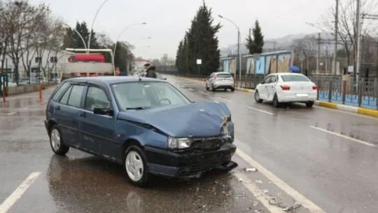 U dönüşü yapmak isterken kazaya sebep oldu: 3 yaralı
