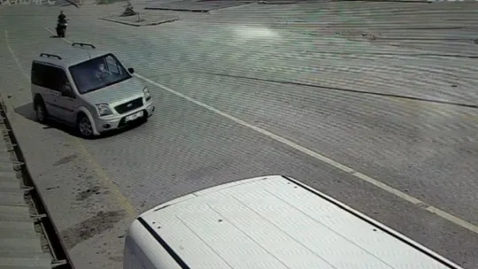 U dönüşü yapmak isteyen araca çarpan motosikletin sürücüsü yaralandı!