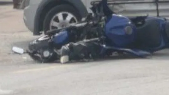 U dönüşü yapmak isteyen araca çarpan motosikletin sürücüsü yaralandı!