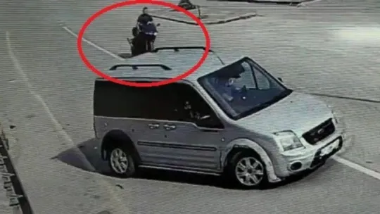 U dönüşü yapmak isteyen araca çarpan motosikletin sürücüsü yaralandı!