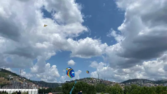 Uçurtmalar babalar için havalandı