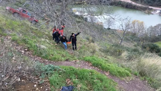 Uçuruma yuvarlanan kamyonetten son anda kurtuldu