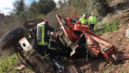 Uçuruma yuvarlanan vinç yüklü kamyon paramparça oldu: 1 ölü
