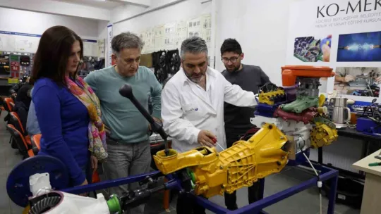 Ukraynalı eşi ile tamiri öğreniyor
