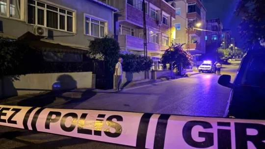 Sokakta satırla boğazı kesilerek öldürüldü