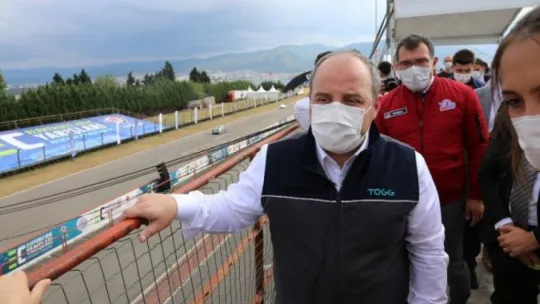 Üniversite öğrencileri tasarladıkları araçlarla İzmit'te yarıştı!